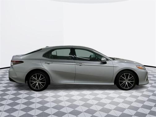 2022 Toyota Camry Hybrid XLE