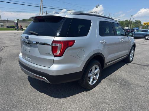 Ingot Silver Metallic 2017 Ford Explorer XLT