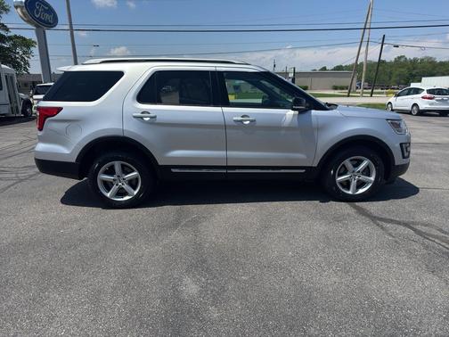 Ingot Silver Metallic 2017 Ford Explorer XLT