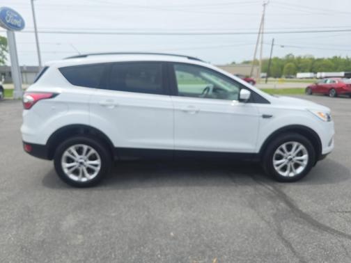 Oxford White 2017 Ford Escape SE