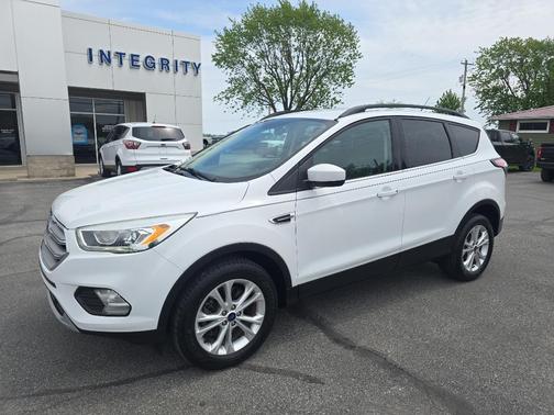 Oxford White 2017 Ford Escape SE