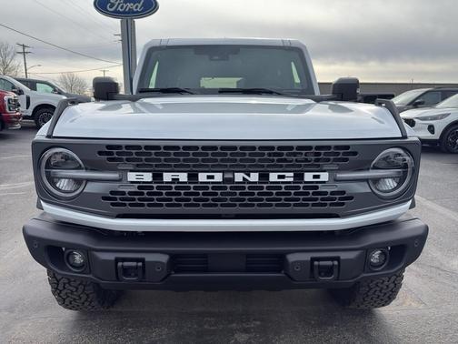 Oxford White 2025 Ford Bronco Badlands