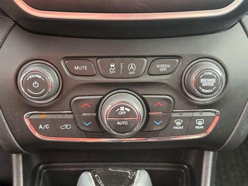 Diamond Black Crystal Pearlcoat 2019 Jeep Cherokee Altitude