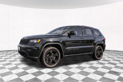 Diamond Black Crystal Pearlcoat 2020 Jeep Grand Cherokee Upland