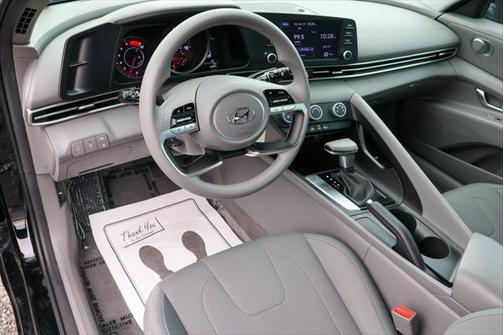 2022 Hyundai ELANTRA SE