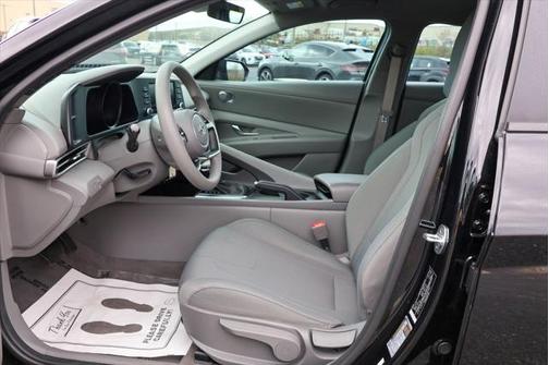 2022 Hyundai ELANTRA SE