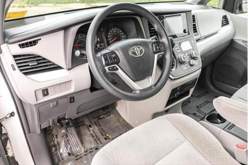 2017 Toyota Sienna LE
