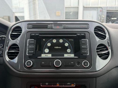 Deep Black Metallic 2012 Volkswagen Tiguan SE