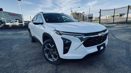 Summit White 2025 Chevrolet Trax LT