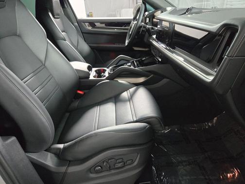 Chalk 2026 Porsche Cayenne Cayenne Turbo E-Hybrid