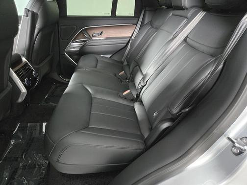 2025 Land Rover Range Rover P400 SE