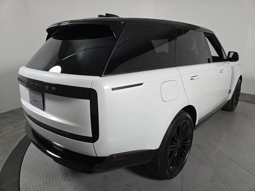 Ostuni Pearl Wht Prem Met 2026 Land Rover Range Rover P400 SE