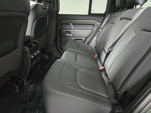 2026 Land Rover Defender X-Dynamic SE