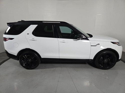 Fuji White 2025 Land Rover Discovery P360 Dynamic SE