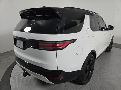Fuji White 2025 Land Rover Discovery P360 Dynamic SE