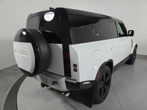 Fuji White 2024 Land Rover Defender 110 P500 SE