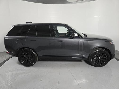 2025 Land Rover Range Rover P400 SE