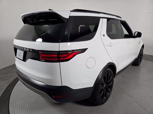 Fuji White 2026 Land Rover Discovery S