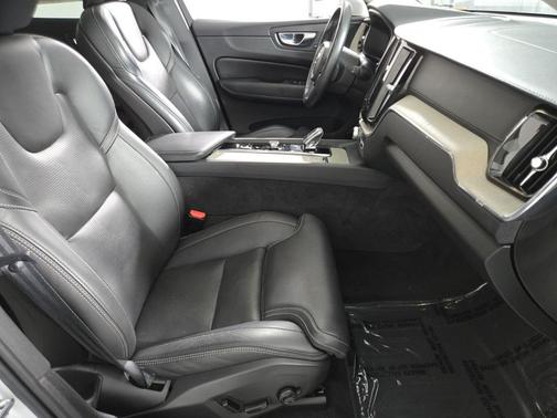 2022 Volvo XC60 Recharge Plug-In Hybrid T8 Inscription