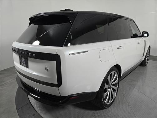 2025 Land Rover Range Rover P615 SV