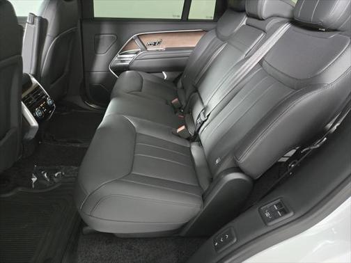 2025 Land Rover Range Rover P530 SE 7 Seat
