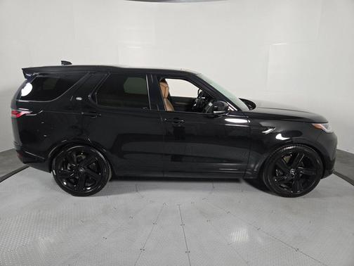 Santorini Black Metallic 2025 Land Rover Discovery P360 Dynamic SE