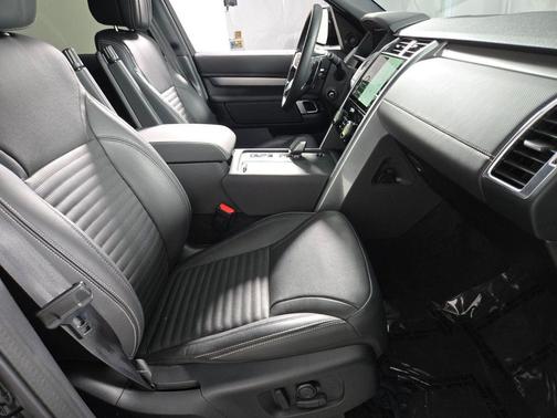 Santorini Black Metallic 2025 Land Rover Discovery P360 Dynamic SE