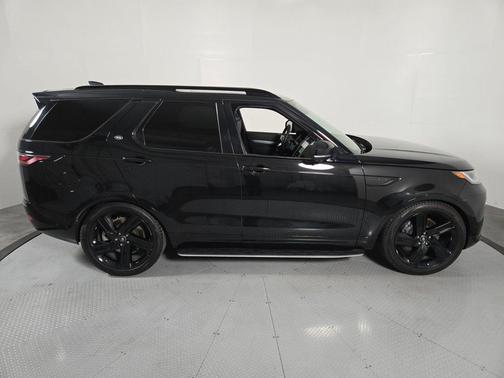 Santorini Black Metallic 2025 Land Rover Discovery P360 Dynamic SE