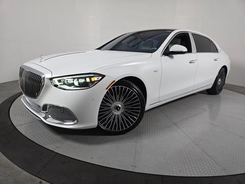 MANUFAKTUR Moonlight White Magno 2026 Mercedes-Benz Maybach S 680 Maybach S 680