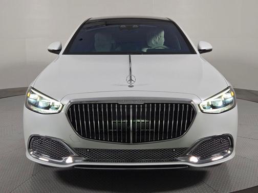 MANUFAKTUR Moonlight White Magno 2026 Mercedes-Benz Maybach S 680 Maybach S 680