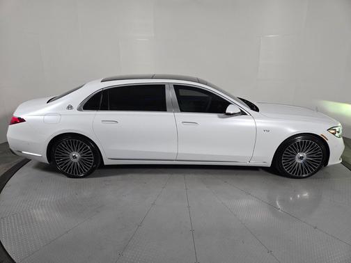 MANUFAKTUR Moonlight White Magno 2026 Mercedes-Benz Maybach S 680 Maybach S 680