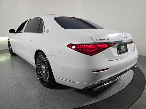 MANUFAKTUR Moonlight White Magno 2026 Mercedes-Benz Maybach S 680 Maybach S 680
