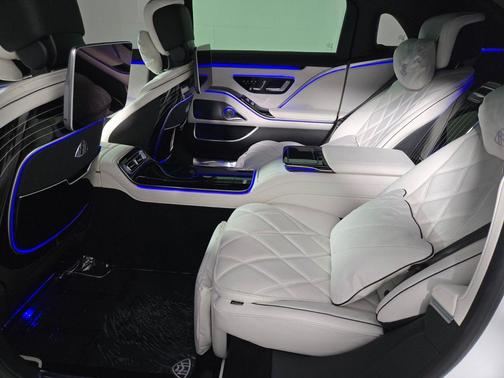 MANUFAKTUR Moonlight White Magno 2026 Mercedes-Benz Maybach S 680 Maybach S 680