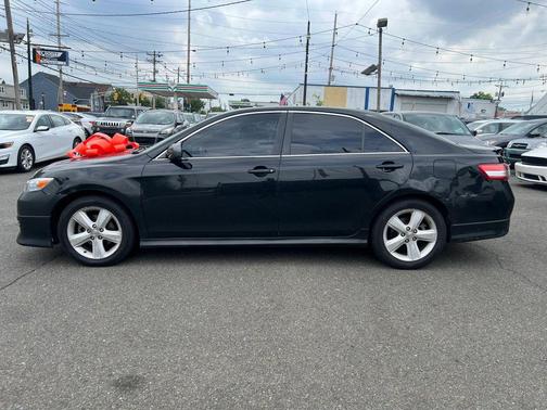 Black 2011 Toyota Camry SE