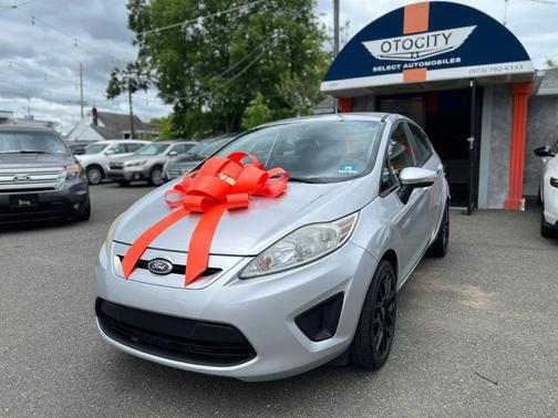 Ingot Silver Metallic 2013 Ford Fiesta SE