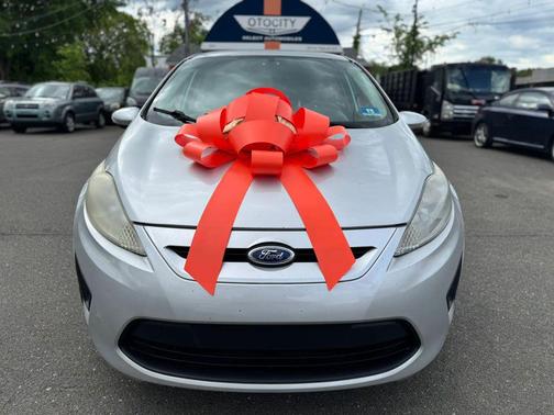 Ingot Silver Metallic 2013 Ford Fiesta SE