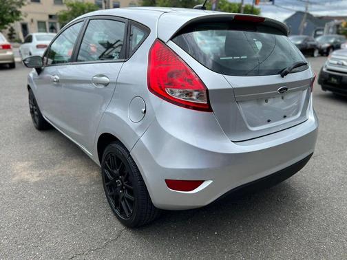 Ingot Silver Metallic 2013 Ford Fiesta SE