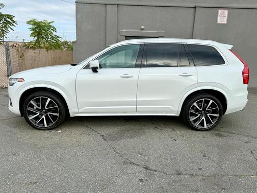 2020 Volvo XC90 T6 Momentum
