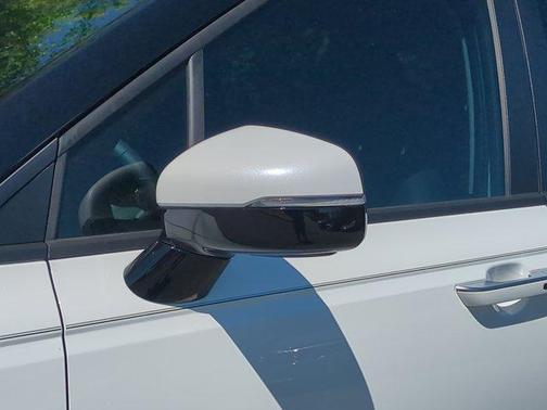 Snow White Pearl 2026 Kia Carnival LXS