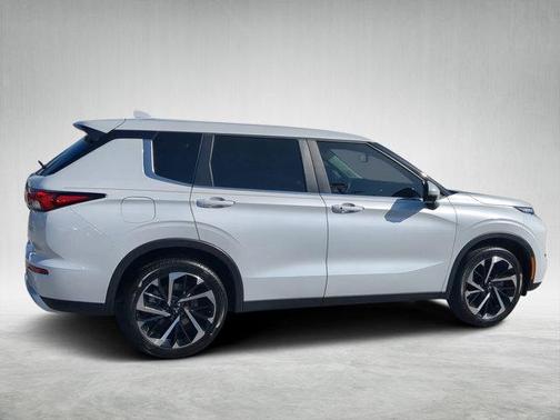 2023 Mitsubishi Outlander SE
