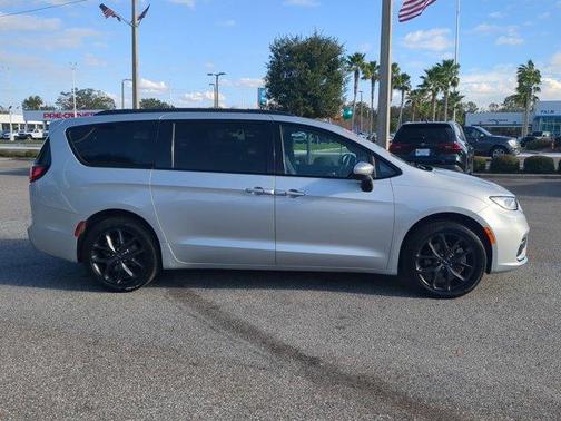 2023 Chrysler Pacifica Touring-L