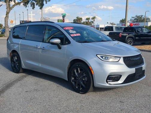 2023 Chrysler Pacifica Touring-L