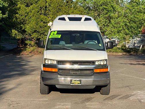 White/Blue 2004 Chevrolet Express 3500 Base