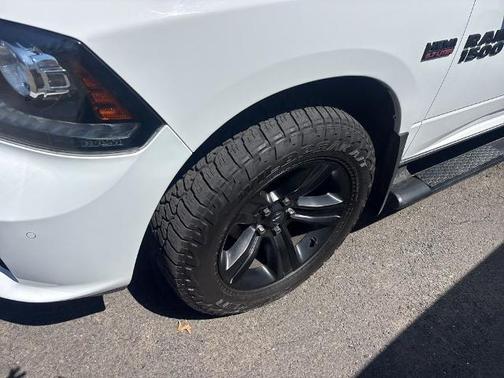 Bright White Clearcoat 2018 RAM 1500 SPORT