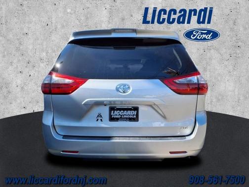 2020 Toyota Sienna XLE