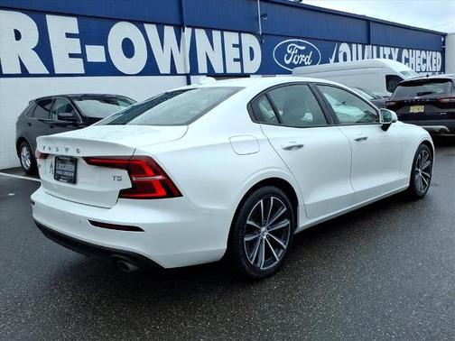 Crystal White 2021 Volvo S60 T5 MOMENTUM
