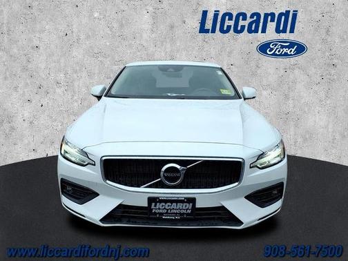 Crystal White 2021 Volvo S60 T5 MOMENTUM