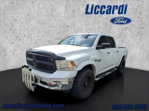 Bright White Clearcoat 2018 RAM 1500 SLT