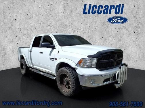 Bright White Clearcoat 2018 RAM 1500 SLT