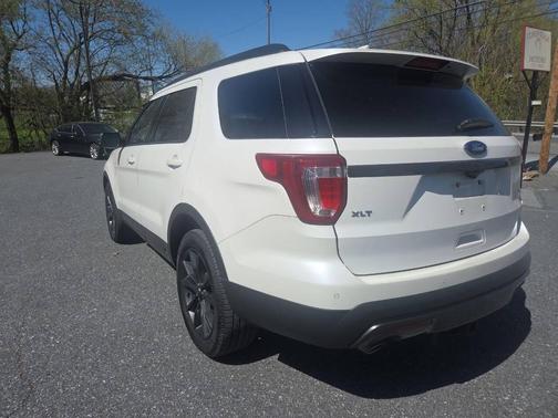 White 2017 Ford Explorer XLT